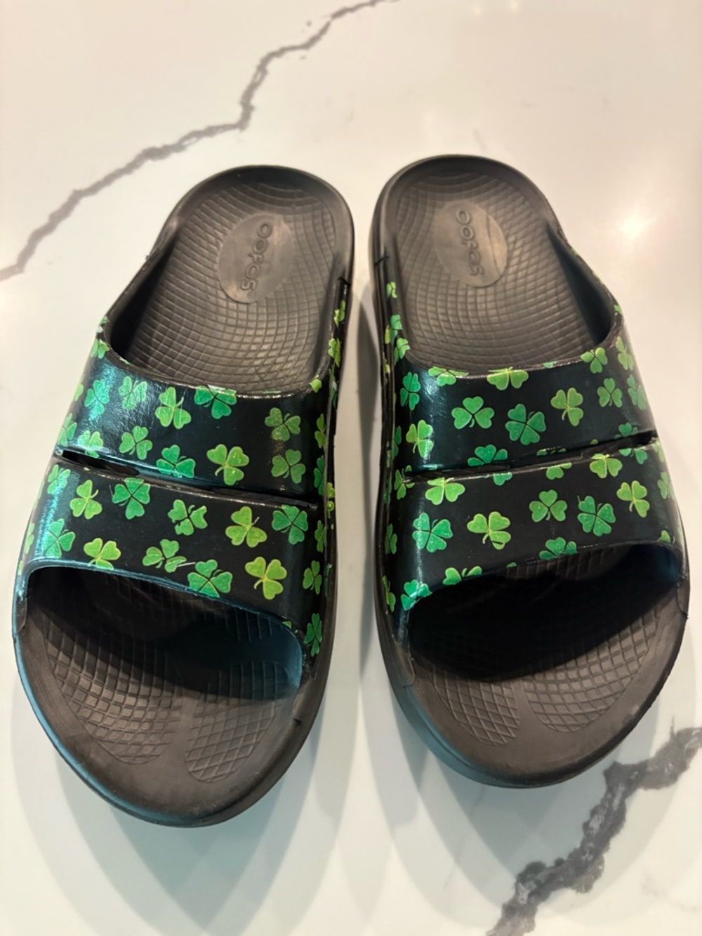 OOFOS Ooahh Limited Edition Black with Green Clover Design Sandal, 7, 38 - Picture 4 of 7
